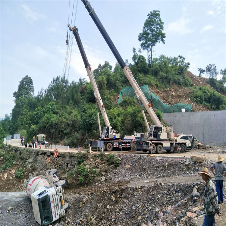 龙岩永定汽车掉沟里叫吊车救援要多少钱